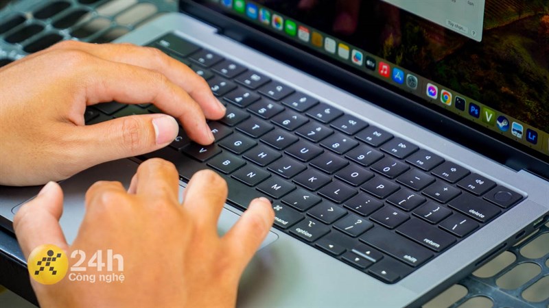 Bàn phím MacBook Pro 14 inch 2023 cho cảm giác gõ êm, mượt Bàn phím MacBook Pro 14 inch 2023 cho cảm giác gõ êm, mượt