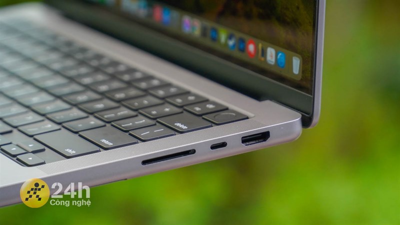 Cạnh phải của MacBook Pro 14 inch 2023 Cạnh phải của MacBook Pro 14 inch 2023