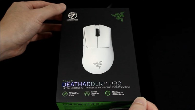 Vỏ hộp của Razer DeathAdder V3 Pro sử dụng tone màu đen và xanh dạ quang quen thuộc của hãng. Vỏ hộp của Razer DeathAdder V3 Pro sử dụng tone màu đen và xanh dạ quang quen thuộc của hãng.