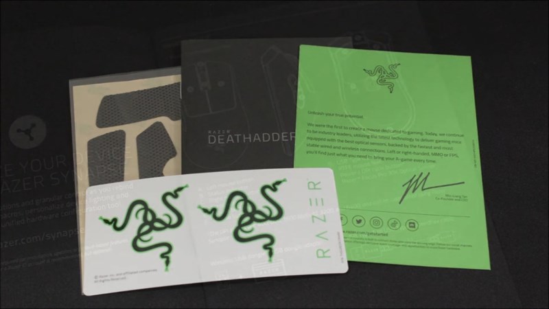 Mở hộp ra bạn sẽ bắt gặp Razer DeathAdder V3 Pro, đi kèm với sách hướng dẫn sử dụng, dây cáp, dongle Razer HyperPolling, sticker logo Razer và các miếng dán nhằm tăng độ bám cho thiết bị. Mở hộp ra bạn sẽ bắt gặp Razer DeathAdder V3 Pro, đi kèm với sách hướng dẫn sử dụng, dây cáp, dongle Razer HyperPolling, sticker logo Razer và các miếng dán nhằm tăng độ bám cho thiết bị.