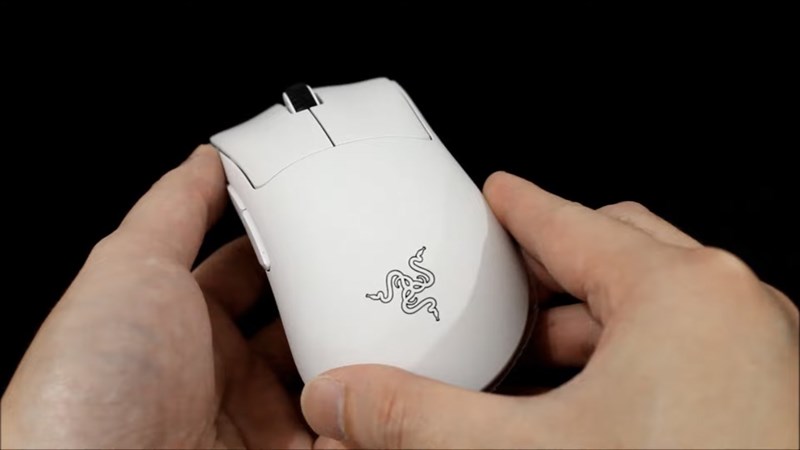Razer DeathAdder V3 Pro có khối lượng là 64 gram. Razer DeathAdder V3 Pro có khối lượng là 64 gram.