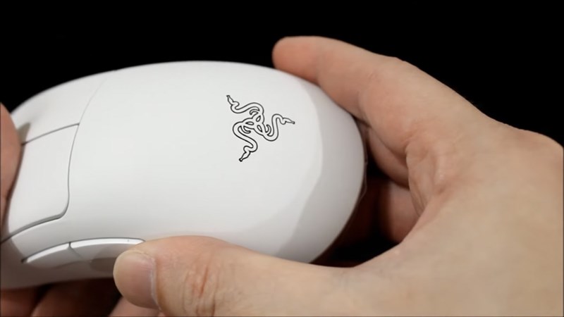 Phần đuôi của Razer DeathAdder V3 Pro cũng được tinh chỉnh. Phần đuôi của Razer DeathAdder V3 Pro cũng được tinh chỉnh.