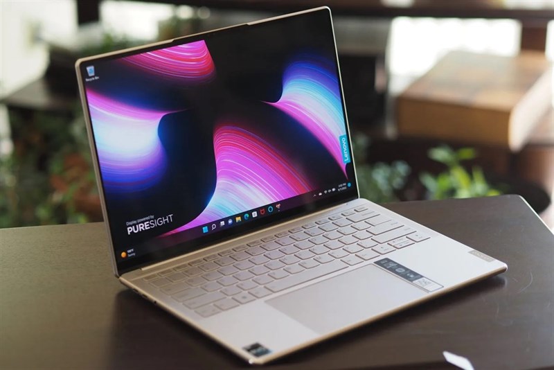 Trên tay Lenovo YOGA Slim 9i 2022