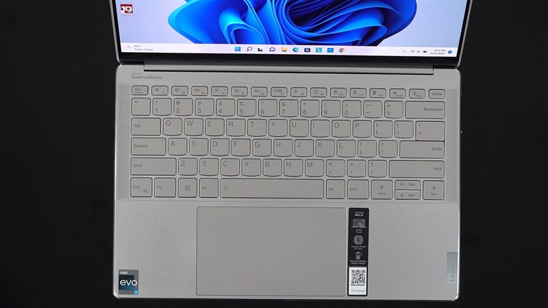 Trên tay Lenovo YOGA Slim 9i 2022