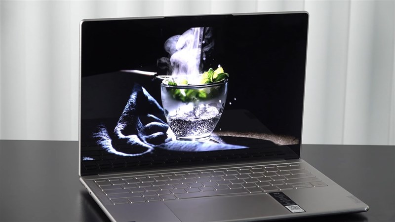 Trên tay Lenovo YOGA Slim 9i 2022