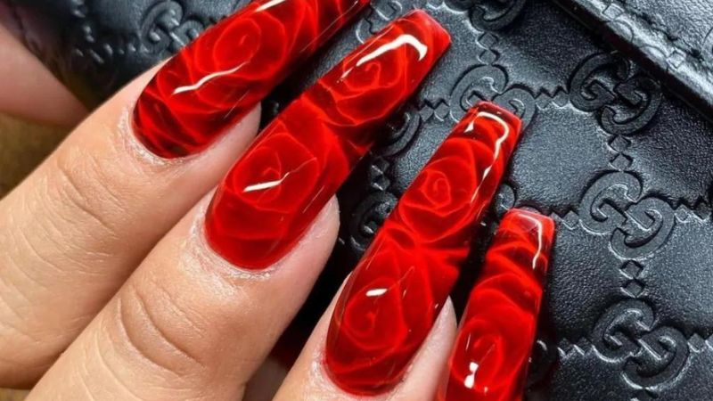 Nail đỏ nổi bật với hoa hồng 3d