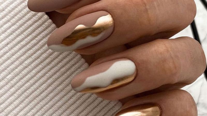 Nail metallic vàng phối cùng màu nude