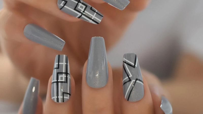 Nail xám được điểm thêm họa tiết hình học