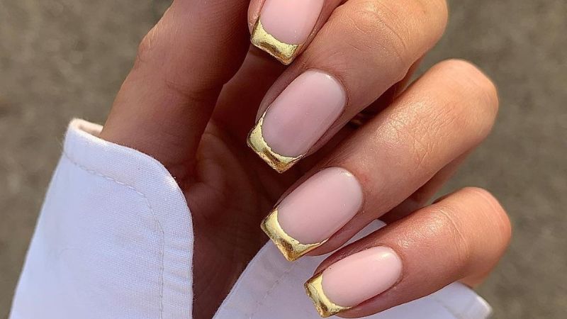 Nail nude với vàng gold ở đầu móng