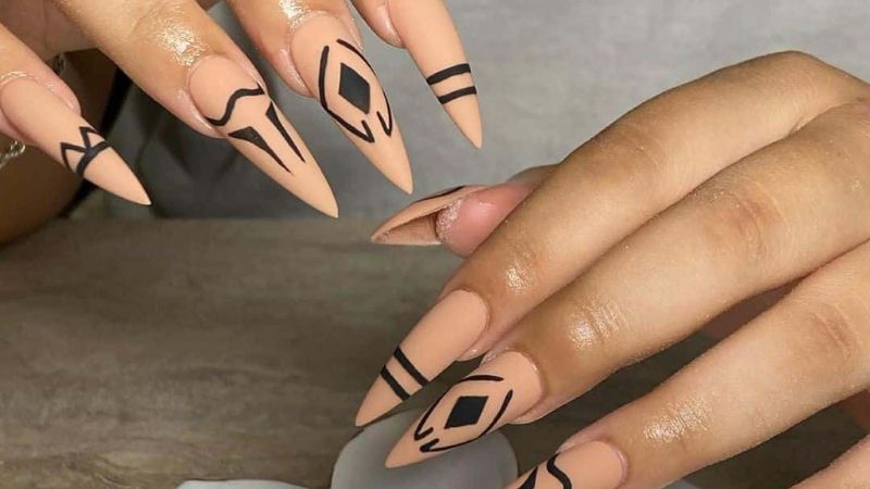 Nail màu nude được vẽ trang trí độc đáo