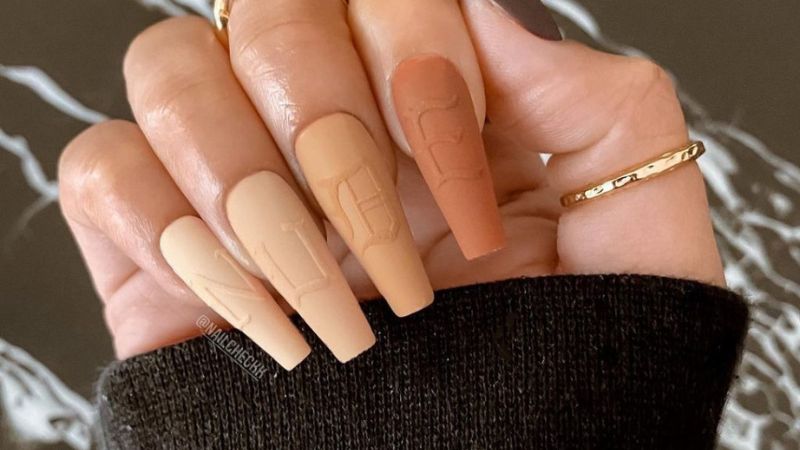 Mẫu nail với nhiều tone màu nude cùng chữ nổi