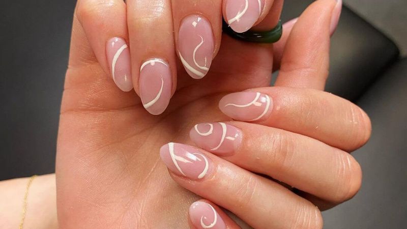 Nail màu nude với nét trắng