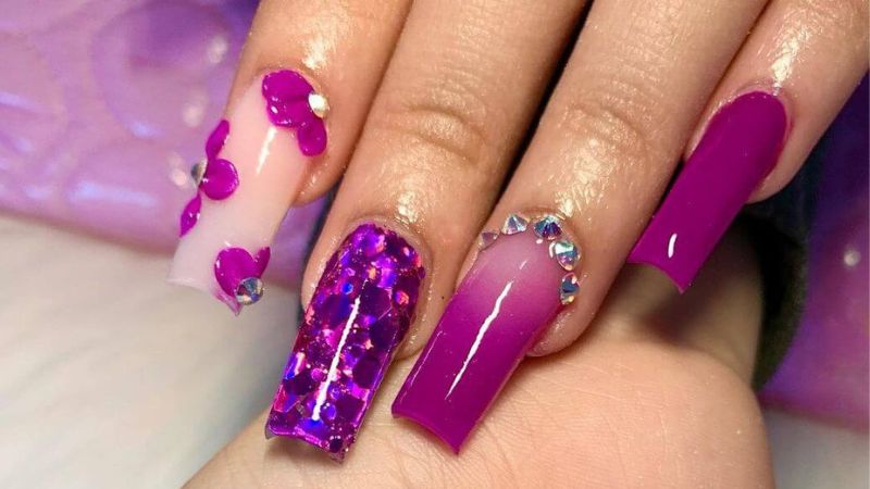 Nail tím kết hợp giữa kim tuyến, đính đá và ombre