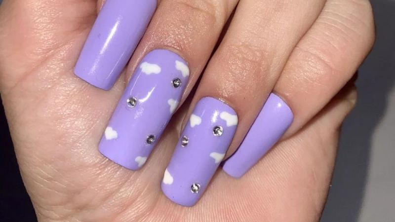 Nail tím nhạt với hình ảnh đám mây