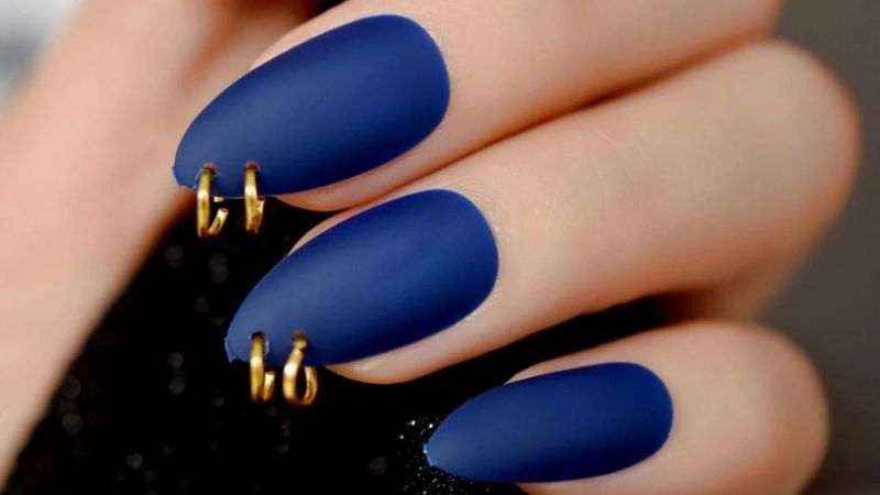 Nail xanh navy phối cùng mắt xích