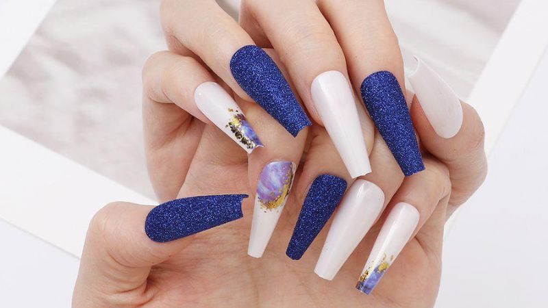 Mẫu nail trắng - xanh navy