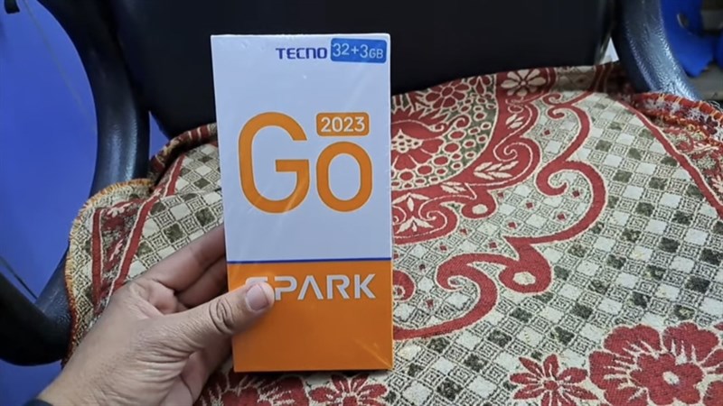 Phần hộp đựng của Tecno Spark Go 2023 có thiết kế khá đơn giản với tone màu chủ đạo là trắng và cam nổi bật.