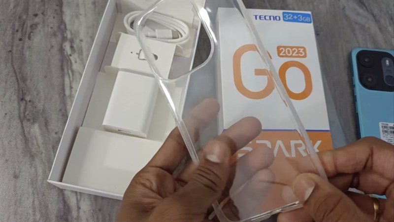 Bên trong hộp sẽ bao gồm Tecno Spark Go 2023, ốp lưng, cáp sạc, củ sạc, que chọc SIM và sách hướng dẫn sử dụng.