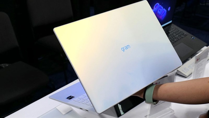 LG sử dụng tấm nền của Samsung cho dòng Gram Style