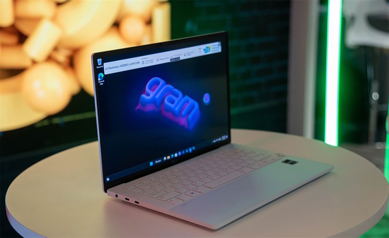 LG sử dụng tấm nền của Samsung cho dòng Gram Style