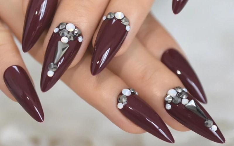 Mẫu nail màu nâu đính đá cực quyến rũ, sang trọng, cá tính và thời thượng