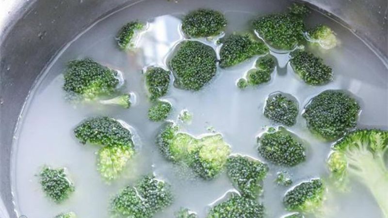 Wash lettuce with flour