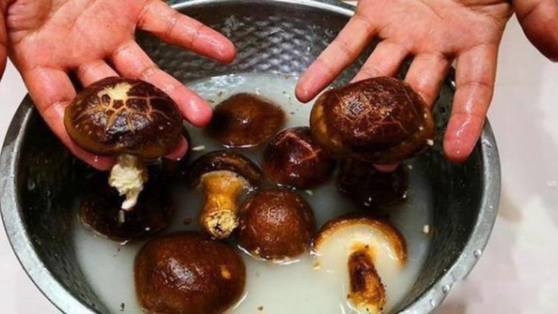 Wash mushrooms with flour