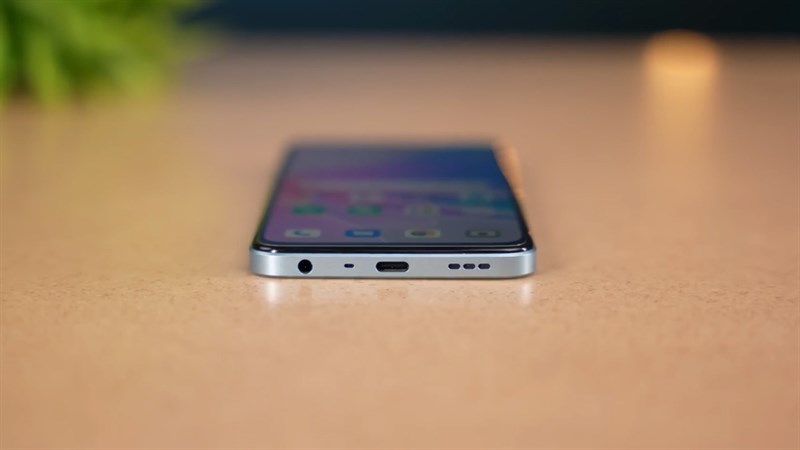 Cạnh dưới của OPPO A78 5G là các cổng kết nối và loa Cạnh dưới của OPPO A78 5G là các cổng kết nối và loa