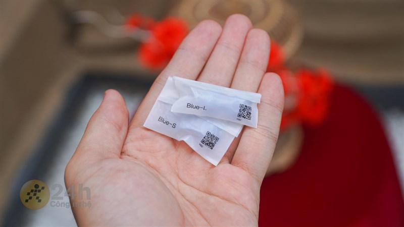 Bên trong hộp bạn sẽ bắt gặp Huawei Freebuds 5i, sách hướng dẫn sử dụng, các nút tai thay thế và cáp sạc.