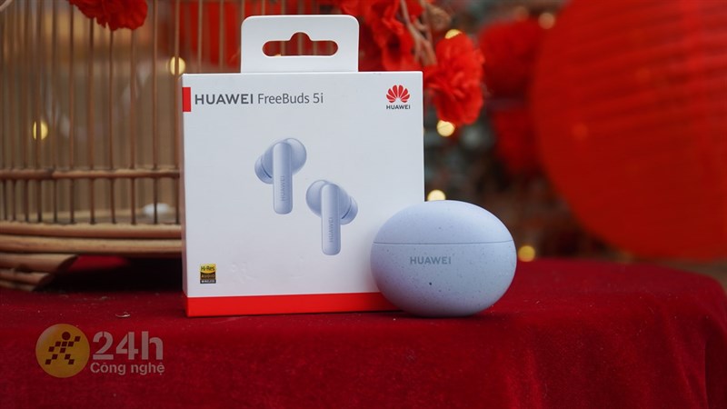 Hộp sạc của Huawei Freebuds 5i có hình oval quen thuộc với kích thước khá nhỏ gọn.