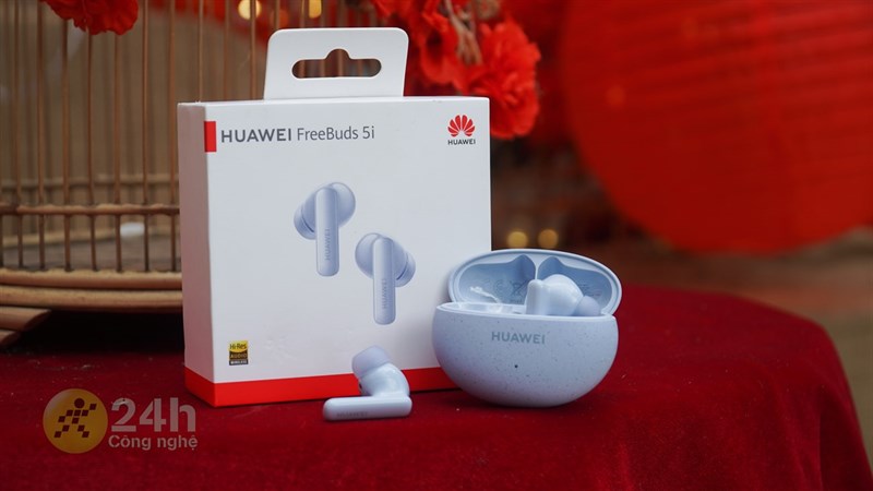 Mở hộp sạc ra thì bạn sẽ nhìn thấy hai tai nghe dạng thanh.