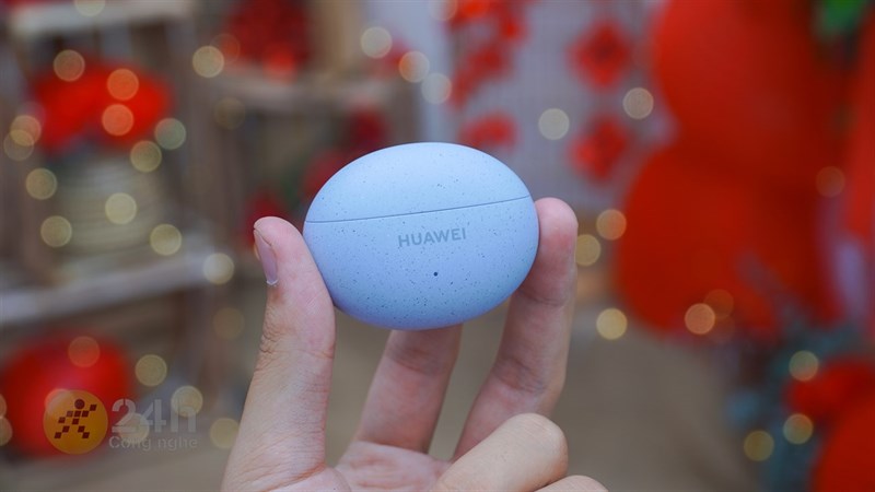 Hộp sạc của phiên bản màu xanh sẽ có các chấm nhỏ màu đen, tạo hiệu ứng thị giác khiến Huawei Freebuds 5i trông giống như một viên sỏi khá lạ mắt và độc đáo.