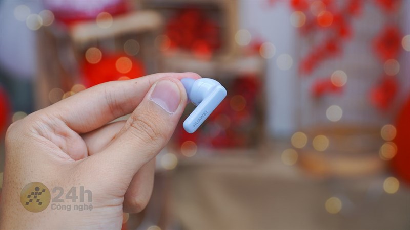 Ngoài phần nút tai thì các vị trí còn lại của tai nghe đều được hoàn thiện dạng bóng.