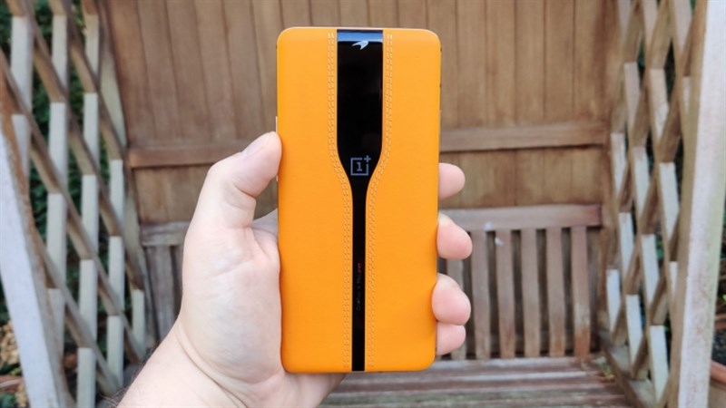 OnePlus Concept Two sẽ sở lớp phủ camera bằng kính điện hóa, giúp các ống kính có thể ‘tàng hình’ khi không sử dụng.