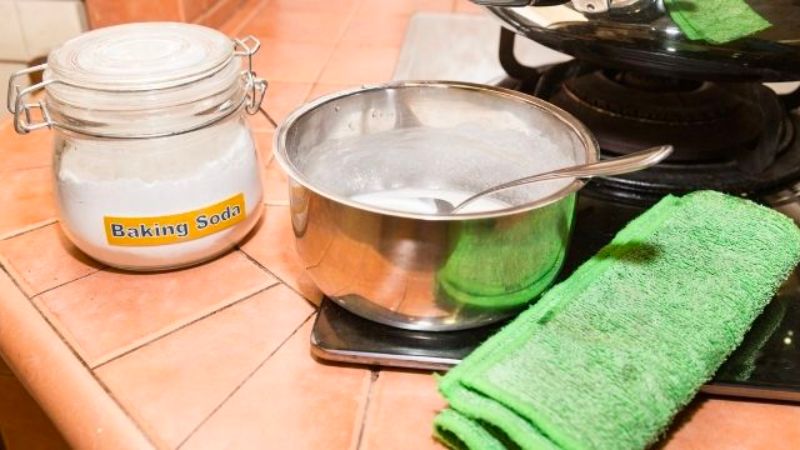 Để một chén baking soda hoặc giấm qua đêm