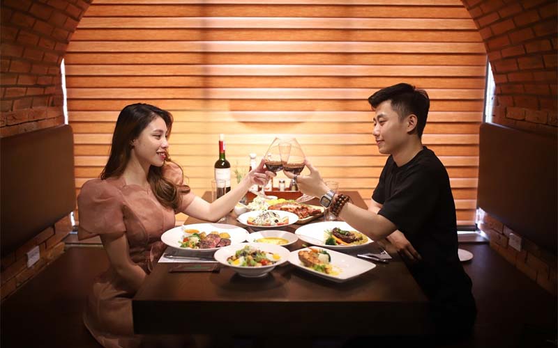 Cùng nhau ăn uống tại quán ăn - nhà hàng dịp Valentine