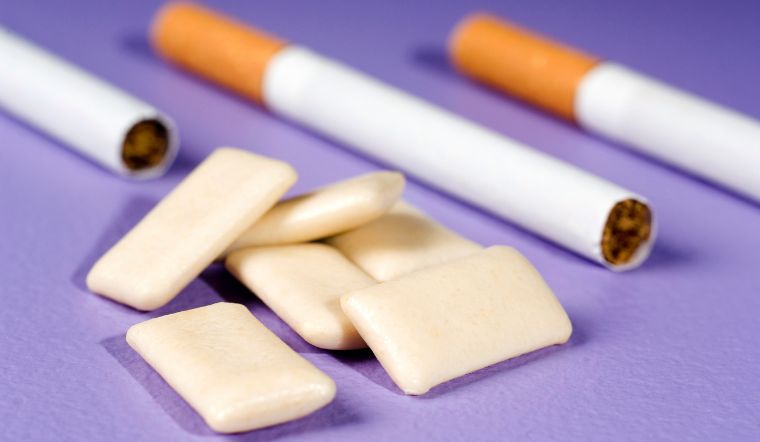 Cai thuốc lá bằng kẹo cao su nicotine có tốt không?