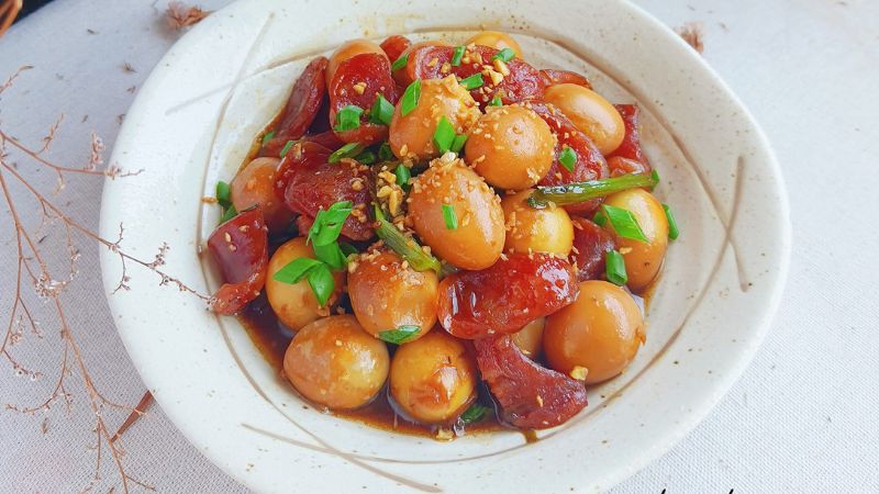 Lạp xưởng kho trứng cút