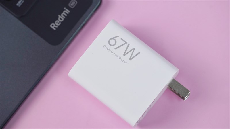 Bên trong hộp, bạn sẽ bắt gặp Redmi Note 12 Pro Speed Edition, củ sạc, cáp sạc, ốp lưng, que chọc SIM và sách hướng dẫn sử dụng.