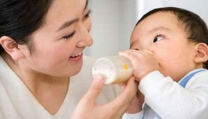 Tác hại không ngờ của BPA trong bình sữa nhựa cho bé bú hằng ngày