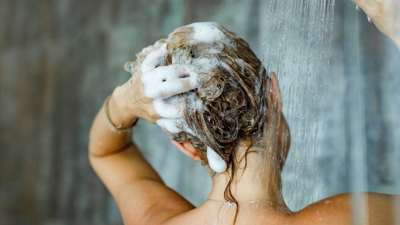 Có được gội đầu trong ngày có kinh nguyệt hay không?