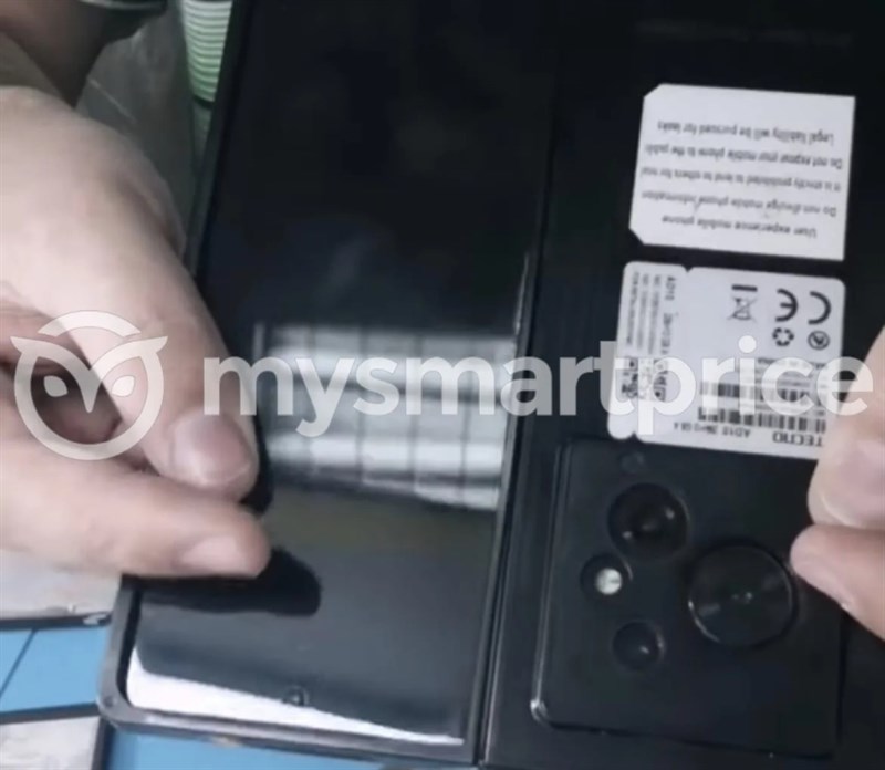 Mặt sau của Phantom V Fold được trang bị ba camera