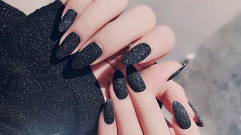 Nail đen kết hợp nhũ