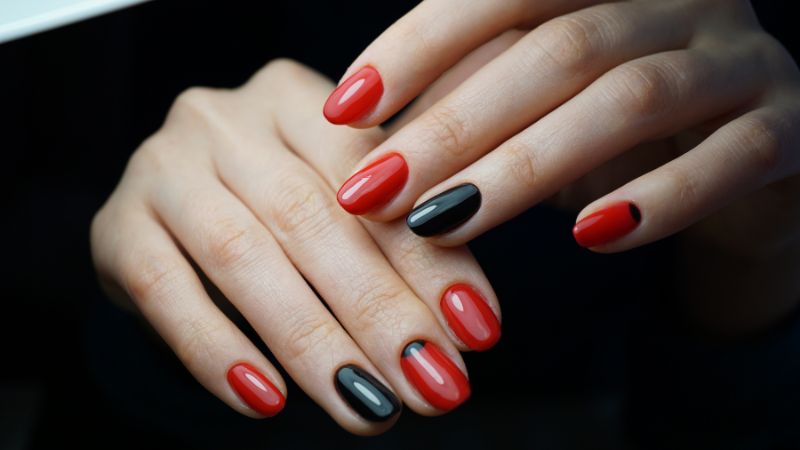 Nail đen kết hợp đỏ