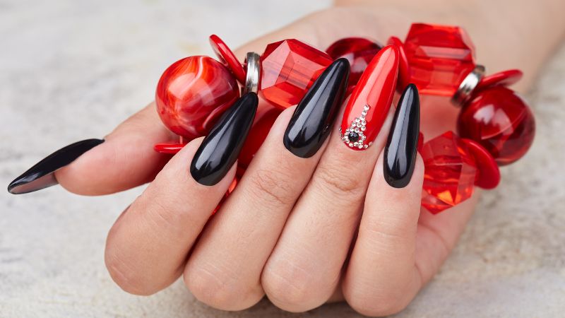 Nail đen kết hợp đỏ