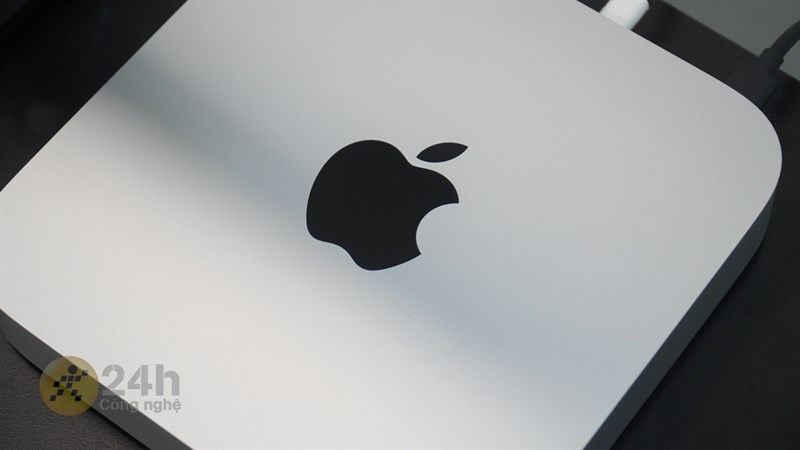 Ở chính giữa mặt trên của Mac mini M1 chính là logo trái Táo cắn dở quen thuộc. Ở chính giữa mặt trên của Mac mini M1 chính là logo trái Táo cắn dở quen thuộc.