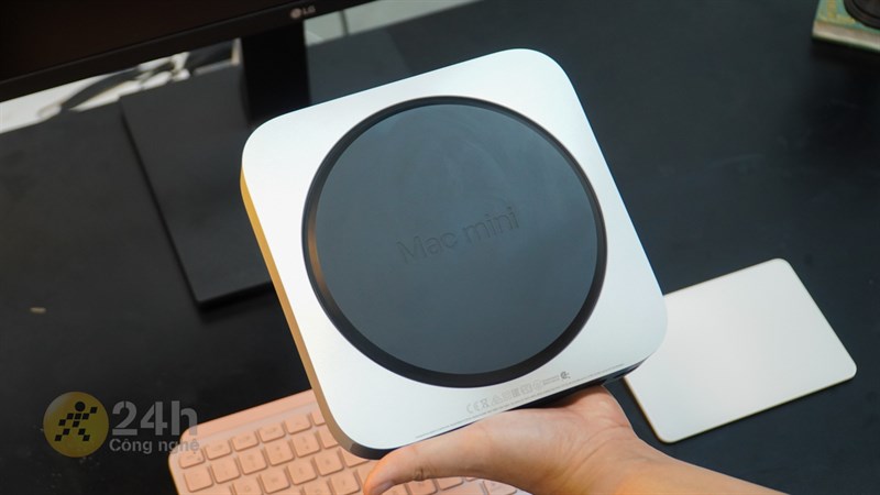 Ở mặt đáy của Mac mini M1 sẽ là chân đế nhựa nhám cùng dòng chữ Mac mini được in chìm rất bắt mắt. Ở mặt đáy của Mac mini M1 sẽ là chân đế nhựa nhám cùng dòng chữ Mac mini được in chìm rất bắt mắt.