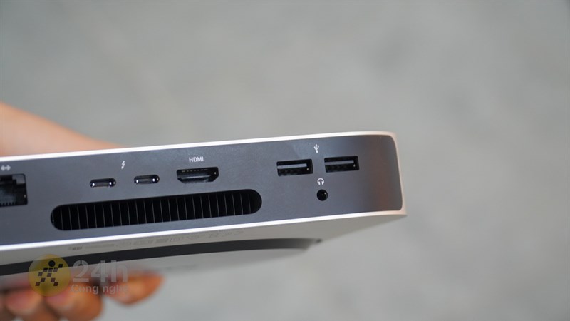 Ở dưới chúng ta sẽ thấy 1 khe lớn và đó chính là nơi đặt loa của Mac mini M1. Ở dưới chúng ta sẽ thấy 1 khe lớn và đó chính là nơi đặt loa của Mac mini M1.