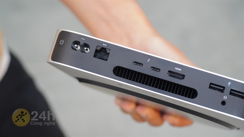 Thay vì 4 cổng USB-C như ở thế hệ tiền nhiệm thì Mac mini M1 chỉ còn lại 2 mà thôi. Thay vì 4 cổng USB-C như ở thế hệ tiền nhiệm thì Mac mini M1 chỉ còn lại 2 mà thôi.