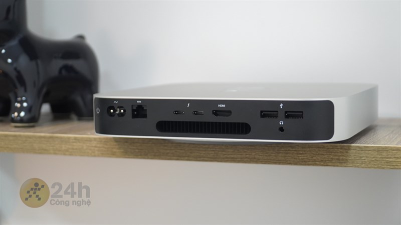 Mac Mini M1 có nhiều cổng phổ biến khác như cổng HDMI 2.0, cổng LAN (RJ45) và cổng âm thanh 3.5 mm. Mac Mini M1 có nhiều cổng phổ biến khác như cổng HDMI 2.0, cổng LAN (RJ45) và cổng âm thanh 3.5 mm.